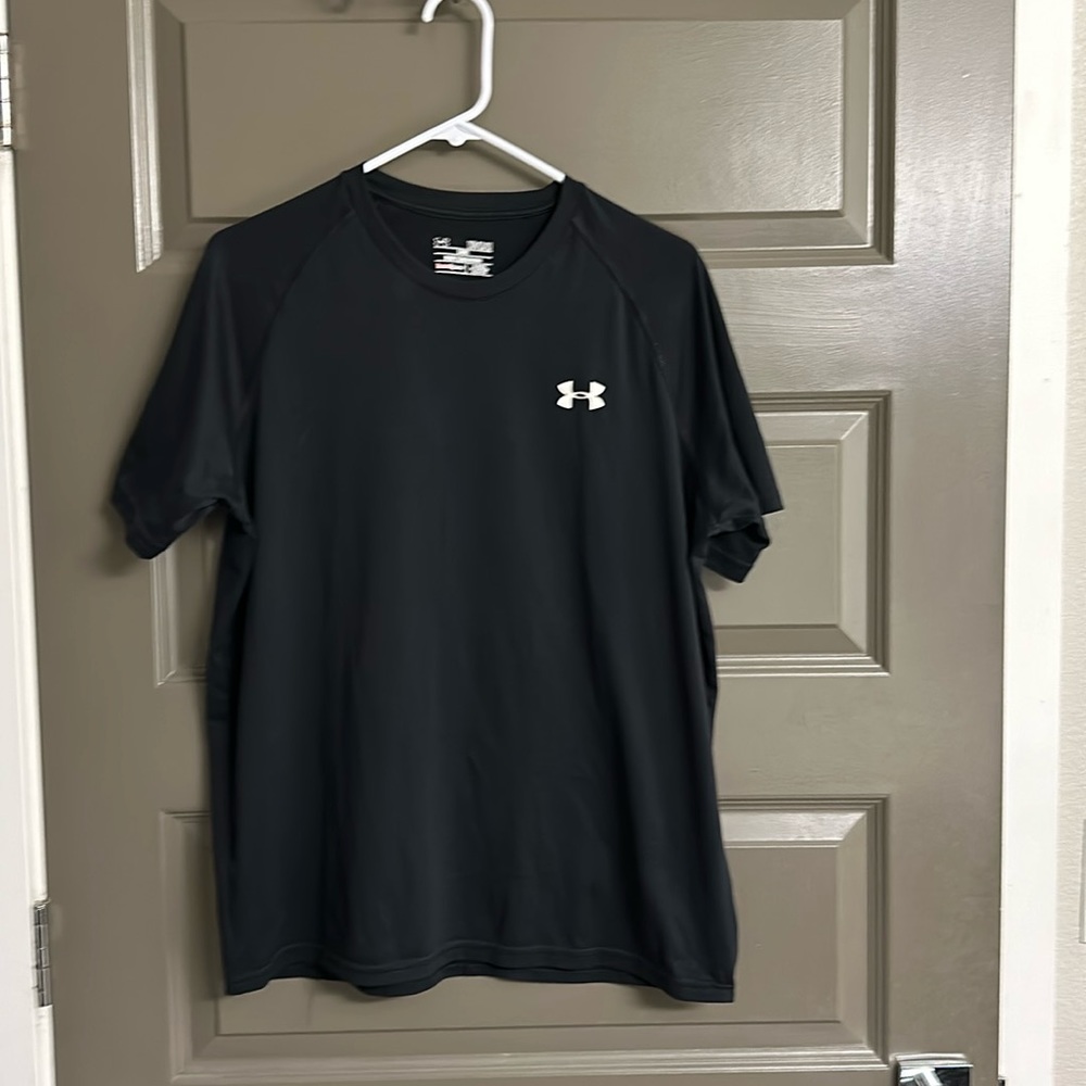 Men’s medium heat gear black tshirt fairly worn.